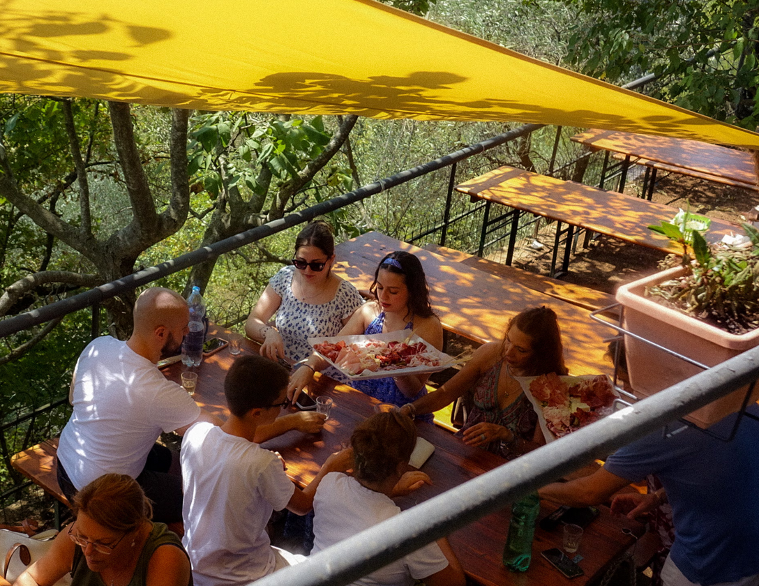 Unter den Weinstöcken: Ein verborgenes Essen- & Weinritual an den Klippen von Triest