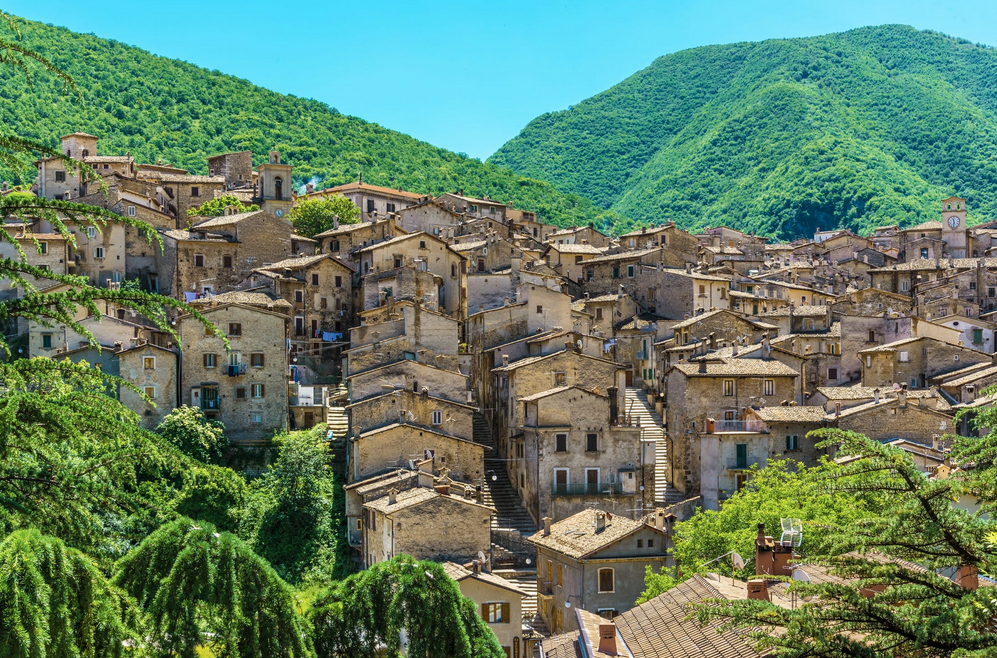 Este pequeño pueblo italiano parece un escenario de película en otoño — pero casi nadie fuera de Italia sabe que existe