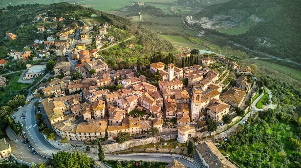 Le village italien qui ressemble à un décor de cinéma — mais c’est réel (et presque intact)