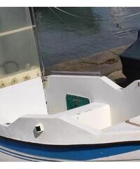 Barca con motore fuoribordo